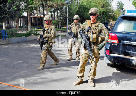 U.S. Army National Guard les membres des forces de sécurité de l'Équipe de reconstruction provinciale Farah, assurer la sécurité lors d'une réunion du conseil provincial de la ville de Farah, dans la province de Farah, en Afghanistan, le 13 septembre. Les membres de l'EPR sont d'une rencontre avec les principaux représentants du gouvernement pour discuter de questions d'actualité. PRT Farah est une unité de soldats, marins et aviateurs canadiens travaillant avec divers organismes gouvernementaux et non gouvernementaux chargés de faciliter la gouvernance et la stabilité dans la région en travaillant main dans la main avec les autorités locales et le Gouvernement de la République islamique d'Afghanistan. Le but de l'ERP est de promouvoir la Banque D'Images