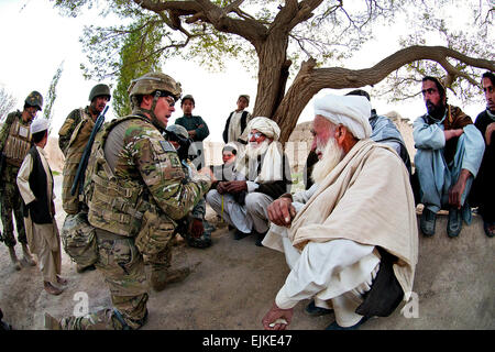 Le Sgt. 1re classe Scott, un Shepro avec sergent du peloton la 82nd Airborne Division, 1ère Brigade Combat Team, rencontre avec les anciens du village pendant une patrouille à pied avec des soldats afghans le 8 mai 2012, la province de Ghazni, Afghanistan. Le peloton du Shepro est attribuée à la société C, 2e Bataillon, 504e Parachute Infantry Regiment. Le Sgt. Michael J. MacLeod Banque D'Images