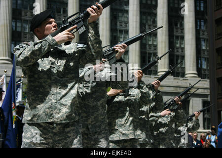 Les membres de la Garde nationale de l'Illinois 933e Compagnie de Police Militaire effectuer une salve de 21 coups au cours d'une cérémonie de dépôt de gerbes à Daley Plaza dans le cadre de la ville de Chicago's Memorial Day célébration le Samedi, 24 mai 2008. Chris Gray-Garcia Banque D'Images