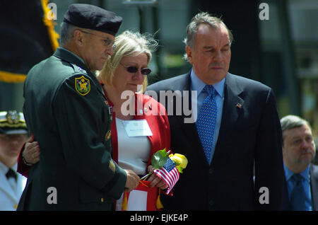 Respect du Jour du souvenir à Chicago Courtney Wittmann 26 Mai 2008 Chef d'état-major de l'armée américaine le Général George W. Casey et maire de Chicago, Richard M. Daley présente une étoile d'or aux membres de la famille Gold Star flag Samedi, 24 mai 2008, dans le cadre de la ville de Chicago's Memorial Day observance. Banque D'Images