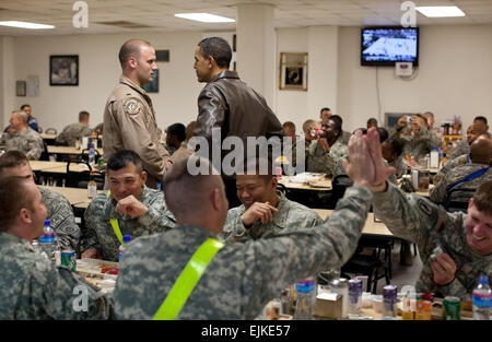 Le président américain Barack Obama salue les troupes américaines à un mess de l'air à Bagram, en Afghanistan, le 28 mars 2010. Maison Blanche, Pete Souza Obama rend visite surprise en Afghanistan /-news/2010/03/29/36485-obama-rend--surprise-à-afghanistan/index.html Cette photographie officiel de la Maison Blanche est disponible uniquement pour la publication par les entreprises de presse et/ou d'impression pour un usage personnel par les sujets de la photographie. La photographie ne peut pas être manipulée de quelque façon et ne peuvent être utilisés dans des documents politiques ou commerciales, publicités, courriels, produits, promotions que dans Banque D'Images