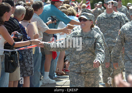 La famille et les amis de l'armée américaine salue les soldats de la Compagnie Charlie, 1e Brigade Combat Team, 34e Division d'infanterie qu'ils arrivent à l'Cottage Grove Armory au Minnesota le 16 juillet 2007. La Garde nationale du Minnesota's 1st Brigade Combat Team a été déployée pendant 22 mois avec 16 mois sur le déploiement dans une zone de combat. Le Sgt. Lynette Hoke publié Banque D'Images