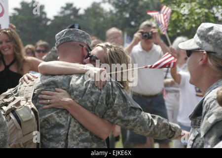 Le sergent de l'armée américaine. Mike Peterson reçoit des caresses et baisers de sa femme pour la première fois depuis le retour à la maison à partir de l'Iraq à Brooklyn Park Armory au Minnesota le 17 juillet 2007. Peterson est un soldat au sein de la Compagnie Alpha, 134e Bataillon de soutien de la Brigade, qui était en Irak avec la 1re Brigade Combat Team, 34e Division d'infanterie. Le Sgt. Kenneth Toole Banque D'Images