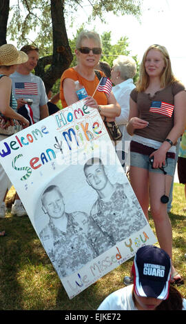 La famille et les amis d'attendre dans l'ombre pour les soldats de l'armée américaine de la Compagnie Charlie, 1e Brigade Combat Team, 34e Division d'infanterie, d'arriver à l'Cottage Grove Armory au Minnesota le 16 juillet 2007. La Garde nationale du Minnesota's 1st Brigade Combat Team a été déployée pendant 22 mois avec 16 mois sur le déploiement dans une zone de combat. Le Sgt. Lynette Hoke publié Banque D'Images