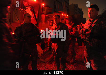 Des soldats américains de la compagnie C du 2e Bataillon du 505th parachute Infantry Regiment, 3e Brigade Combat Team, 82e Division aéroportée, préparer leurs véhicules pour la mission, à la base d'opérations avancée de loyauté, Beladiyat, l'est de Bagdad, l'Iraq, le 31 janvier 2009. Ils voyagent à plusieurs points de contrôle de la circulation et aider la police iraquienne maintenir l'ordre pour les élections irakiennes. Banque D'Images