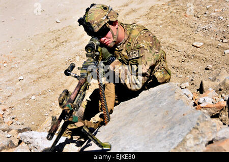 La CPS de l'armée américaine. Christopher Newell analyse la zone tandis que la formation pour maintenir ses aptitudes tactiques en tant que membre d'une force de réaction rapide sur l'Aérodrome de Jalalabad en Afghanistan est la province de Nangarhar, 7 juin 2013. Newell, un M240B L'artilleur, est affecté à la 101e Division aéroportée de l'entreprise C'est, 1er Bataillon, 327e Régiment d'infanterie, 1e Brigade Combat Team. À compter du 18 juin 2013, les forces afghanes ont pris l'initiative d'assurer la sécurité de leur pays. Le Sgt. 1re classe John D. Brown Banque D'Images