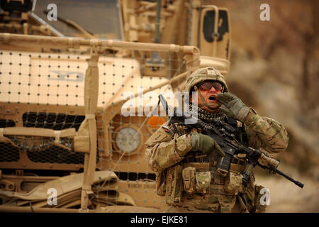 Le personnel de l'armée américaine, le Sergent Mark Lynas, Équipe provinciale de reconstruction, chef d'escouade de Zaboul, appelle à un membre de son équipe pendant une mission en Afghanistan, joie, Shah le 26 novembre 2011. Lynas est déployé à partir de la Compagnie Charlie, 182e Régiment d'infanterie, Massachusetts Garde Nationale. Banque D'Images