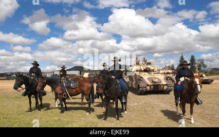 Les membres du 89e Régiment de cavalerie, Montana Montana Army National Guard se préparent à participer à une bataille pour la cérémonie de dédicace de banderoles, 1er bataillon du 163e Régiment d'infanterie à Fort William Henry Harrison, au Montana, le 8 septembre 2007. L'unité formée jusqu'à re-consacrer la bataille de banderoles et de leurs prédécesseurs de la Seconde Guerre mondiale et recevoir des banderolles pour l'opération Iraqi Freedom, la guerre mondiale contre le terrorisme et d'un valeureux unit citation pour des actions en Irak. Le s.. Roger M. Dey Banque D'Images