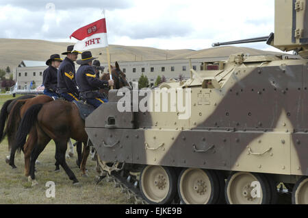 Les membres du 89e Régiment de cavalerie, Montana Montana Army National Guard se préparent à participer à une bataille pour la cérémonie de dédicace de banderoles, 1er bataillon du 163e Régiment d'infanterie à Fort William Henry Harrison, au Montana, le 8 septembre 2007. L'unité formée jusqu'à re-consacrer la bataille de banderoles et de leurs prédécesseurs de la Seconde Guerre mondiale et recevoir des banderolles pour l'opération Iraqi Freedom, la guerre mondiale contre le terrorisme et d'un valeureux unit citation pour des actions en Irak. Le s.. Roger M. Dey Banque D'Images