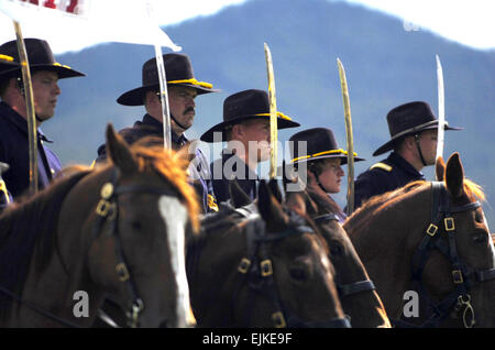 Les membres du 89e Régiment de cavalerie, Montana Montana Army National Guard effectuer lors d'une bataille pour la cérémonie de dédicace de banderoles, 1er bataillon du 163e Régiment d'infanterie à Fort William Henry Harrison, au Montana, le 8 septembre 2007. L'unité formée jusqu'à re-consacrer la bataille de banderoles et de leurs prédécesseurs de la Seconde Guerre mondiale et recevoir des banderolles pour l'opération Iraqi Freedom, la guerre mondiale contre le terrorisme et d'un valeureux unit citation pour des actions en Irak. Le s.. Roger M. Dey publié Banque D'Images