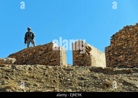 Le sergent de l'armée américaine. Jorge Solano, 1er peloton, Compagnie D, 1er bataillon du 181e Régiment d'infanterie, Massachusetts et forces de sécurité originaire de Worcester, Mass., monte la garde lors d'une visite à Tepe Sardar, Afghanistan's monument unique de l'architecture sacrée, à l'extérieur de la ville de Ghazni le 17 novembre. Vers la cinquième à huitième siècle- complexe dispose de ruines d'un monastère, stupa bouddhiste et sanctuaires ainsi qu'une chapelle hindoue. La visite a été le résultat du brainstorming entre Kaboul Ambassade des États-Unis et des affaires publiques de Jim Moore, Département d'État l'Asie du Sud et centrale Bureau sous-secrétaire adjointe à prés Banque D'Images