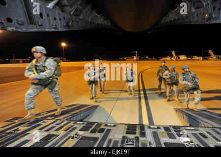 Des soldats de l'armée des États-Unis et des Pays-Bas de JRTS Joint Readiness Training Centre Ft. Polk, LA, bord d'un C-17 Globemaster III de Joint Base Charleston, SC pour une baisse du personnel au cours d'un grand exercice de formation le 15 décembre 2010. Transport aérien des forces aériennes sur les escadrons Joint Base Charleston, SC et des soldats d'JRTC, Operations Group Ft. Polk, la conduite des opérations, y compris le personnel de ravitaillement en vol et chute à simuler la saisie d'un aérodrome isolé et démontrer la projection mondiale de la puissance aérienne des États-Unis. Photo par le Sgt Tech DeNoris A. Monkeybone Banque D'Images