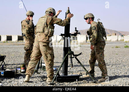 Des soldats américains avec 2e Bataillon, 23e Régiment d'infanterie, préparer un feu de mortier de 120 mm au cours de la protection de la force et de l'enregistrement de la formation sur la base d'opération avancée Spin Boldak, dans la province de Kandahar, Afghanistan, le 22 juin 2013. Le sergent de l'armée américaine. Shane Hamann. Banque D'Images