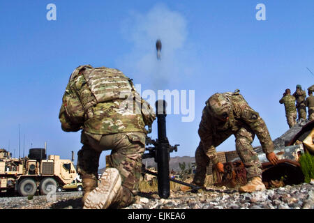 La province de Paktya, Afghanistan - l'armée américaine de la CPS. Adam L. Cayton et SPC. Sheign K. Hopson, les deux tirs indirects fantassin 1er bataillon du 506e Régiment d'infanterie, 4e Brigade Combat Team, 101st Airborne Division Air Assault, apporter des modifications à un système de mortier de 81 mm lors d'une incendie au poste de combat, Kaligu afghane l'Afghanistan, le 12 septembre 2013. Le Sgt. Justin A. Moeller, 4e Brigade Combat Team Affaires Publiques Banque D'Images