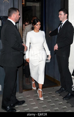 Kim Kardashian et Kanye West quitter Hakkasan restaurant dans le centre de Londres. Avec : Kim Kardashian Où : London, Royaume-Uni Quand : 23 mai 2014 Banque D'Images