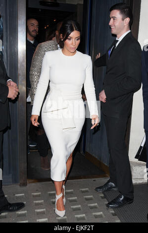 Kim Kardashian et Kanye West quitter Hakkasan restaurant dans le centre de Londres. Avec : Kim Kardashian Où : London, Royaume-Uni Quand : 23 mai 2014 Banque D'Images