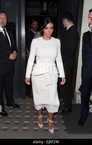 Kim Kardashian et Kanye West quitter Hakkasan restaurant dans le centre de Londres. Avec : Kim Kardashian Où : London, Royaume-Uni Quand : 23 mai 2014 Banque D'Images