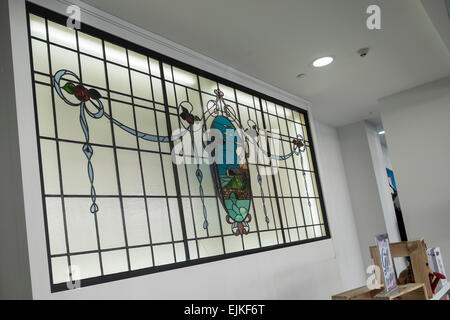 Vitraux Art déco leadlight exposé dans une vitrine, Napier, Nouvelle-Zélande. Banque D'Images