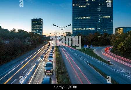 Au crépuscule, la route périphérique Mittlerer Ring, Munich, Bavaria, Germany, Europe Image prise à partir de la masse du public Banque D'Images