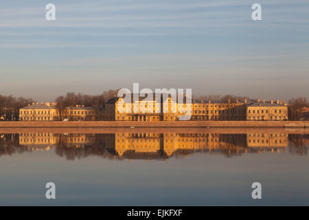 Le Palais Menchikov, Molodyozhny Embankment, Saint Petersburg, Russie. Banque D'Images