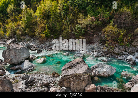 Valbona River dans le Nord de l'Albanie l'attraction touristique Banque D'Images