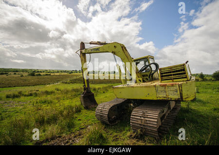 Hymac 580 pelle à chenilles digger dans un champ agricole rural. Banque D'Images