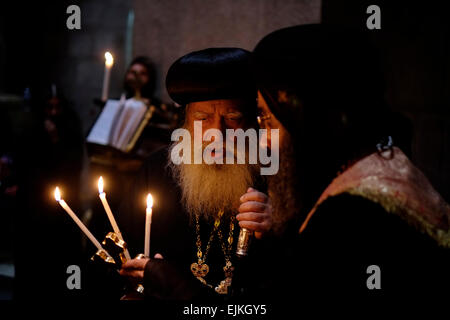 L'archevêque Anba Abraham Copte Orthodoxe l'Archevêque métropolitain de Jérusalem et le clergé de tenir une session de prière dans l'église de Saint-sépulcre à Jérusalem-Est Israël Banque D'Images