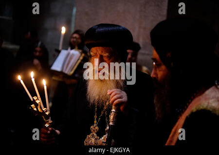 L'archevêque Anba Abraham Copte Orthodoxe l'Archevêque métropolitain de Jérusalem et le clergé de tenir une session de prière dans l'église de Saint-sépulcre à Jérusalem-Est Israël Banque D'Images