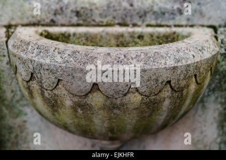 Ancienne fontaine en pierre béton détail Banque D'Images