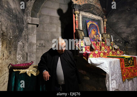 Membre de la communauté syriaque orthodoxe Syriaque Orthodoxe à la chapelle de Saint Joseph d'Arimathie et Saint Nicodème aussi appelée chapelle Jacobite à l'intérieur de l'église de Saint Sépulcre dans le quartier chrétien de Jérusalem Israël Banque D'Images