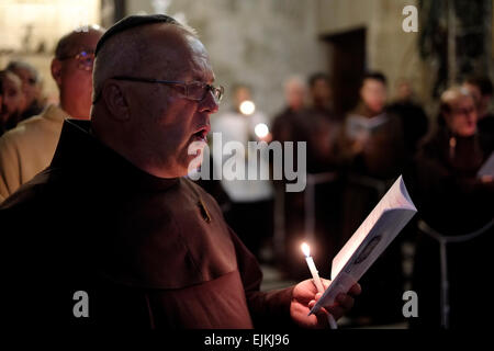 Des chants religieux franciscains à l'intérieur de l'église Saint-Sépulcre quartier chrétien Jérusalem-est Israël Banque D'Images