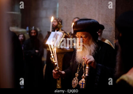 L'archevêque Anba Abraham Copte Orthodoxe l'Archevêque métropolitain de Jérusalem et le clergé de tenir une session de prière sur Lazare samedi dans l'église de Saint Sépulcre à Jérusalem, Israël, le 28 mars 2015. Dans l'est le Christianisme orthodoxe, la Semaine Sainte débute le samedi de Lazare, le jour avant le dimanche des Rameaux. Banque D'Images