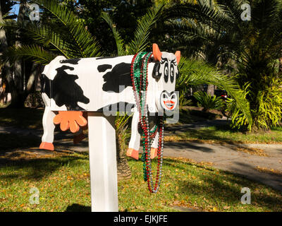 Vache peint à la main (Boîte aux lettres), Letterbox Accueil résidentielle de banlieue, Dunedin, FL, USA Banque D'Images