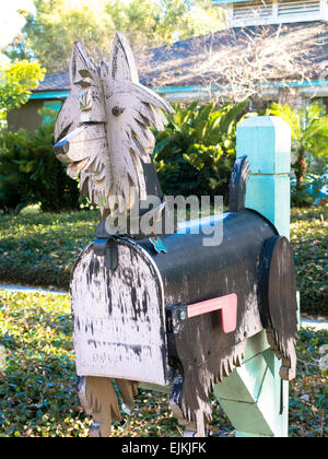 Chien peint à la main (Boîte aux lettres), Letterbox Accueil résidentielle de banlieue, Dunedin, FL, USA Banque D'Images