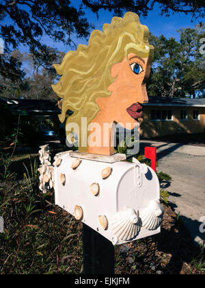 Mermaid peint à la main (Boîte aux lettres), Letterbox Accueil résidentielle de banlieue, Dunedin, FL, USA Banque D'Images