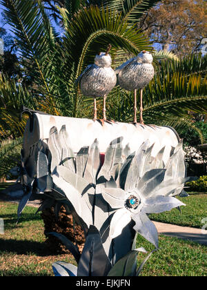 Fleurs peintes à la main et des mouettes (Boîte aux lettres), Letterbox Accueil résidentielle de banlieue, Dunedin, FL, USA Banque D'Images