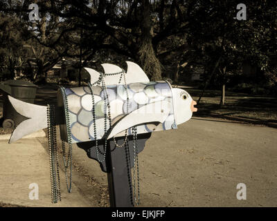 Poisson peint à la main, boîte aux lettres Accueil résidentielle de banlieue, Dunedin, FL, USA Banque D'Images