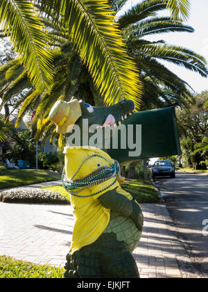 Boîte aux lettres Alligator peint à la main (letterbox), Maison résidentielle de banlieue, Dunedin, FL, USA Banque D'Images