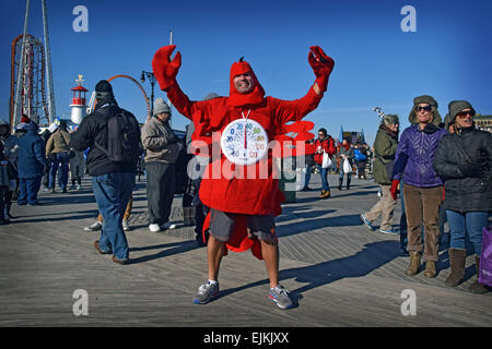 Un jeune homme habillé comme un homard à l'ours polaire traditionnel jour de nager dans Coney Island, Brooklyn, New York Banque D'Images