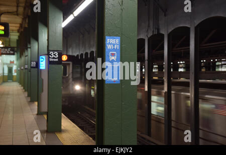 Inscrivez-vous à l'Est de la station de métro 33rd Street sur la ligne n°6 L'annonce d'une connexion Wi-Fi gratuite. À Manhattan, New York City. Banque D'Images