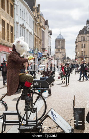 Oxford, UK. Mar 27, 2015. Un artiste de rue souffle bulles qui sont apprécié par des gens de passage sur Cornmarket Street, Oxford, Crédit : CBCK-Christine/Alamy Live News Banque D'Images