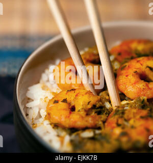 Crevettes crevettes au curry et du riz dans un bol alimentaire des Caraïbes Banque D'Images