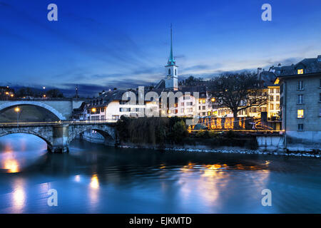 Une vue de l'extrémité inférieure de la vieille ville de Berne, Suisse dans la soirée. Banque D'Images