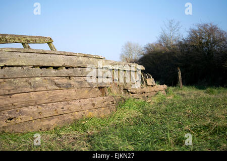 Les navires en décomposition hull situé sur la rive de la rivière Severn à Purton. Banque D'Images