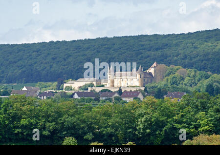 Le Château de Rully vue depuis le Canal du Centre, Bourgogne, France. Banque D'Images