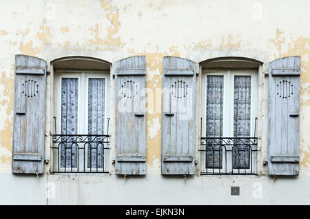 Écaille de peinture bleu ardoise de volets en bois sur un vieux bâtiment à Chagny, Bourgogne, France. Banque D'Images