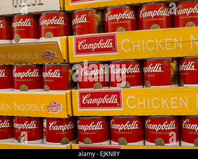 Boîtes de Campbell's soupe poulet et nouilles sont empilés en dépôts et supermarché. Banque D'Images