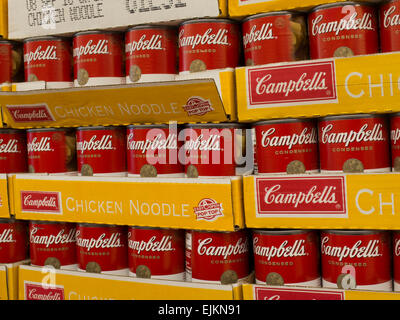 Boîtes de Campbell's soupe poulet et nouilles sont empilés en dépôts et supermarché. Banque D'Images