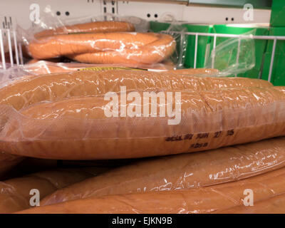 Saucisses kolbassa sont empilés dans la section de viande réfrigérés au supermarché. Banque D'Images