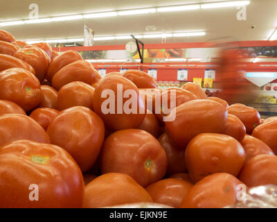 Tas de tomates dans un supermarché vitrine. Banque D'Images